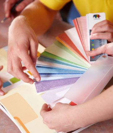 Ein Farbfächer zeigt eine Vielzahl von Farben.
